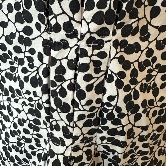 St Johns Bay Stretch allover print blouse top blue and white SZ L button front - Picture 5 of 6